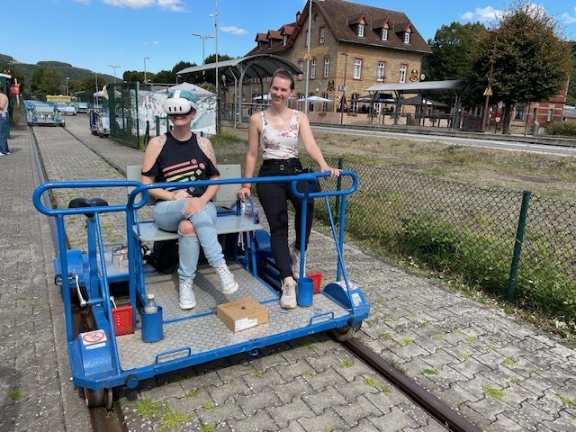 Studierende der Hocschule Kaiserslautern mit VR-Brille auf Draisine
