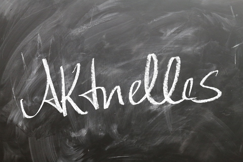 Aktuelles Kreidetafel auf der Aktuelles geschrieben steht