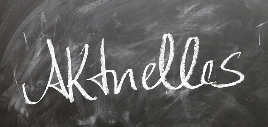 Kreidetafel auf der Aktuelles geschrieben steht