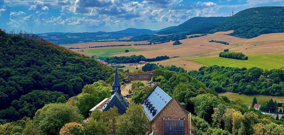 Bild von oben von der Burg Lichtenberg bei blauem Himmel