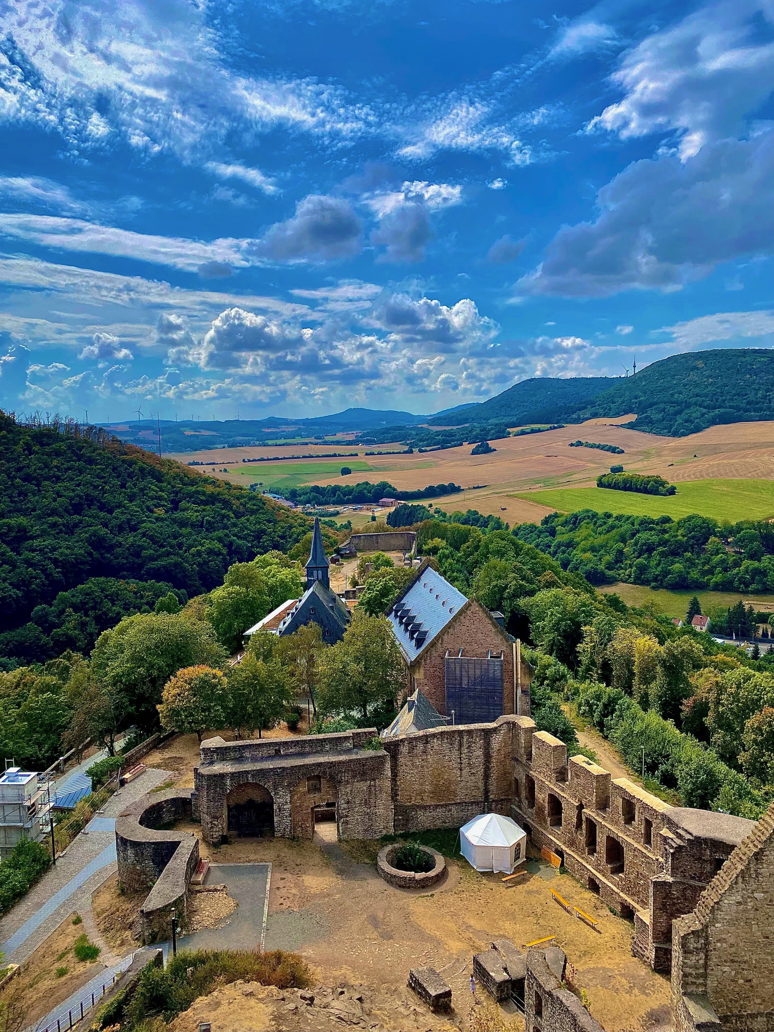 Burg Lichtenberg Bild von oben von der Burg Lichtenberg bei blauem Himmel