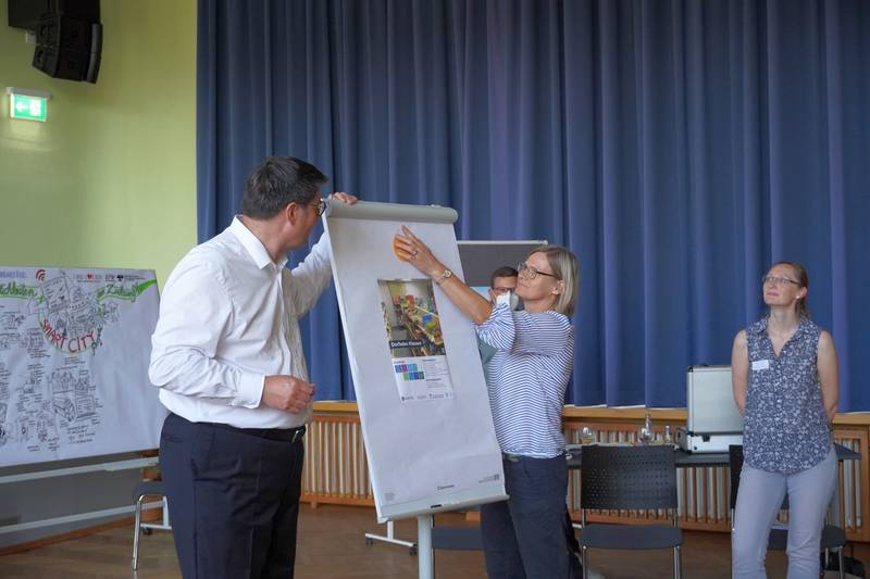 Bild aus Veranstaltung, Menschen stehen um ein Flipboard