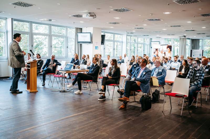 Bild einer Veranstaltung - Leute sitzen auf Stühlen