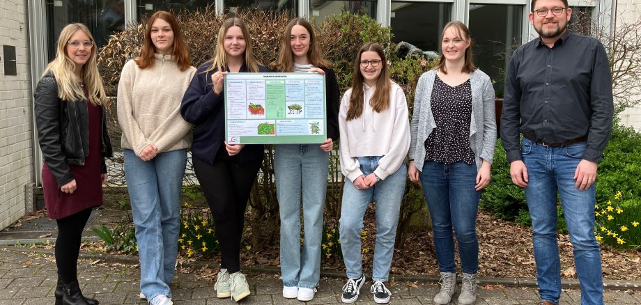 Schülerinnen mit Plakat zum Thema Urban Gardening