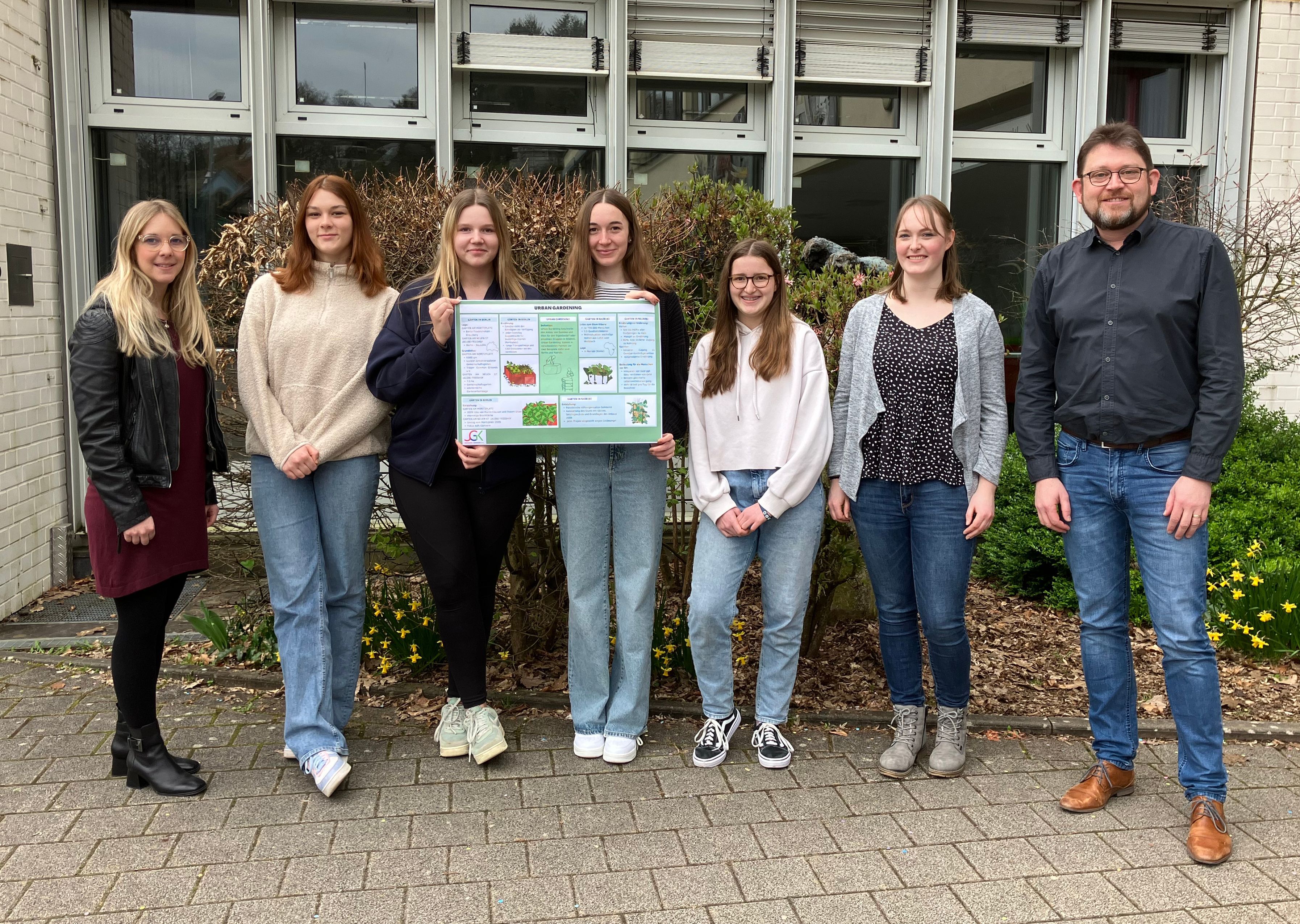 Schülerinnen mit Plakat zum Thema Urban Gardening