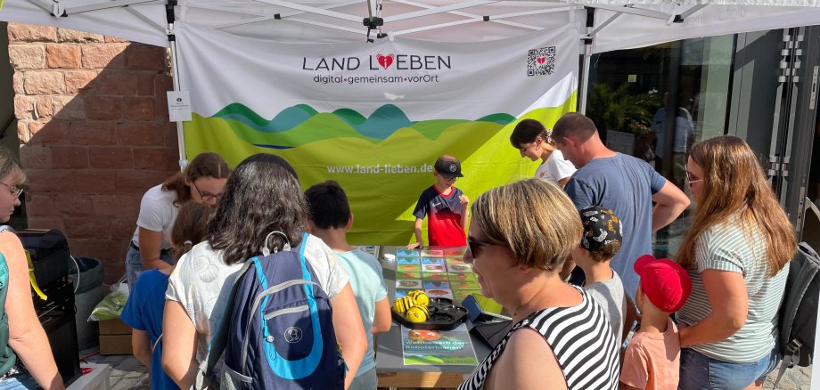 Aktionsstand von LAND L(i)EBEN