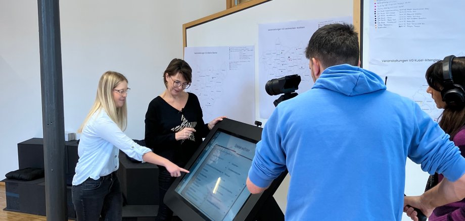 Kira Keßler und Silvia Latterner bei Drehaufnahmen des SWR