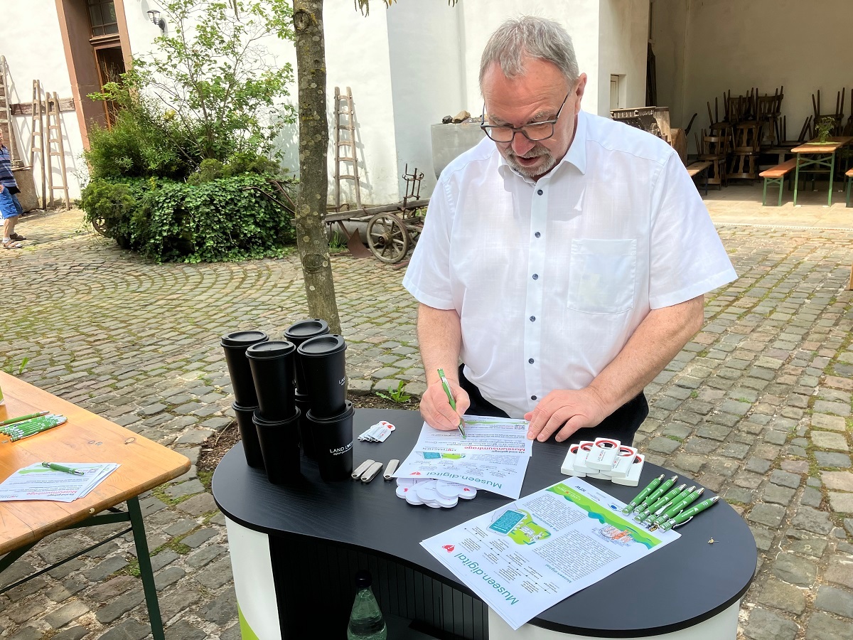 Landrat Otto Rubly füllt Museumsabfrage aus