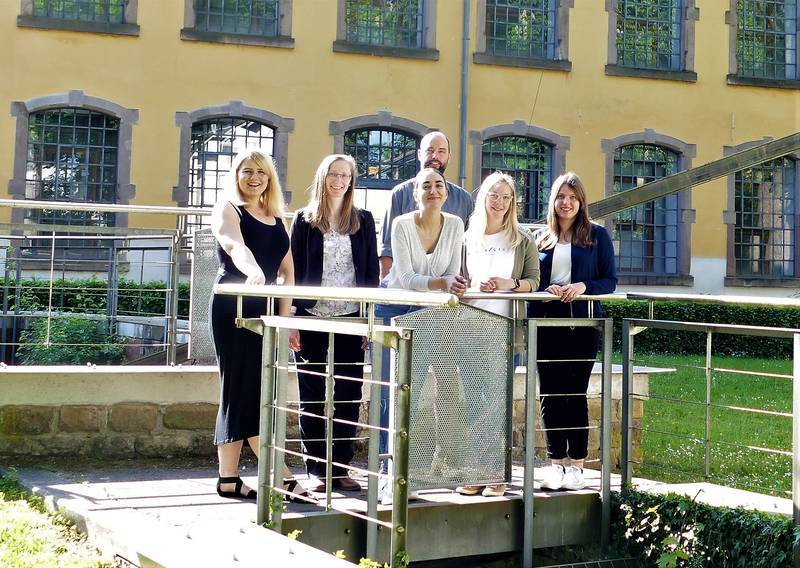 Teamfoto vor Tufa in Kusel