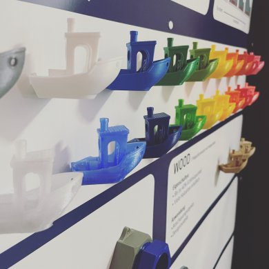 kleine Plastikboote aus dem 3D Drucker in verschiedenen Farben