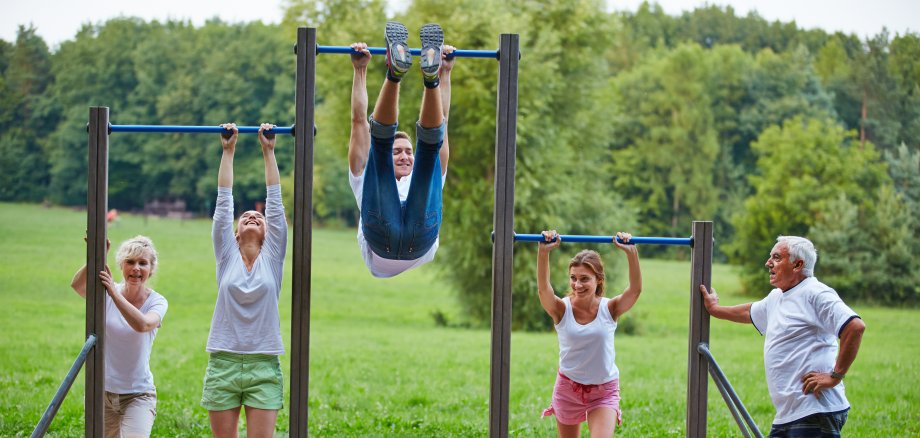 Familie macht Fitnesstraining im Park